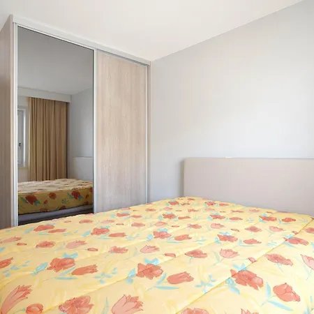 Apartment Europan A0502 Esplanade, Stijlvol En Vlakbij Het De Panne